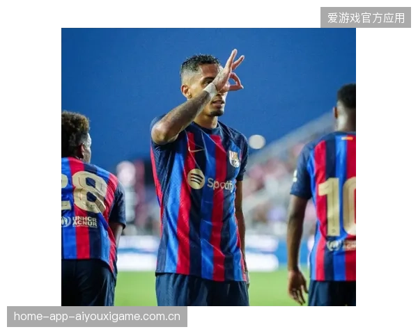 巴萨倒三角传回中路，拉菲尼亚迎球抽射破门——经典进球回顾